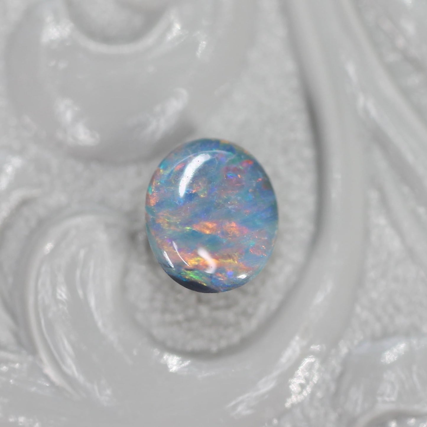 ブラックオパール 0.31ct オーバルカボションカット 5.2mm×4.5mm×2.7mm【MJ2646】