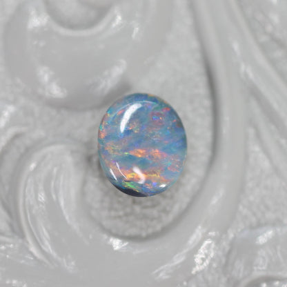 ブラックオパール 0.31ct オーバルカボションカット 5.2mm×4.5mm×2.7mm【MJ2646】