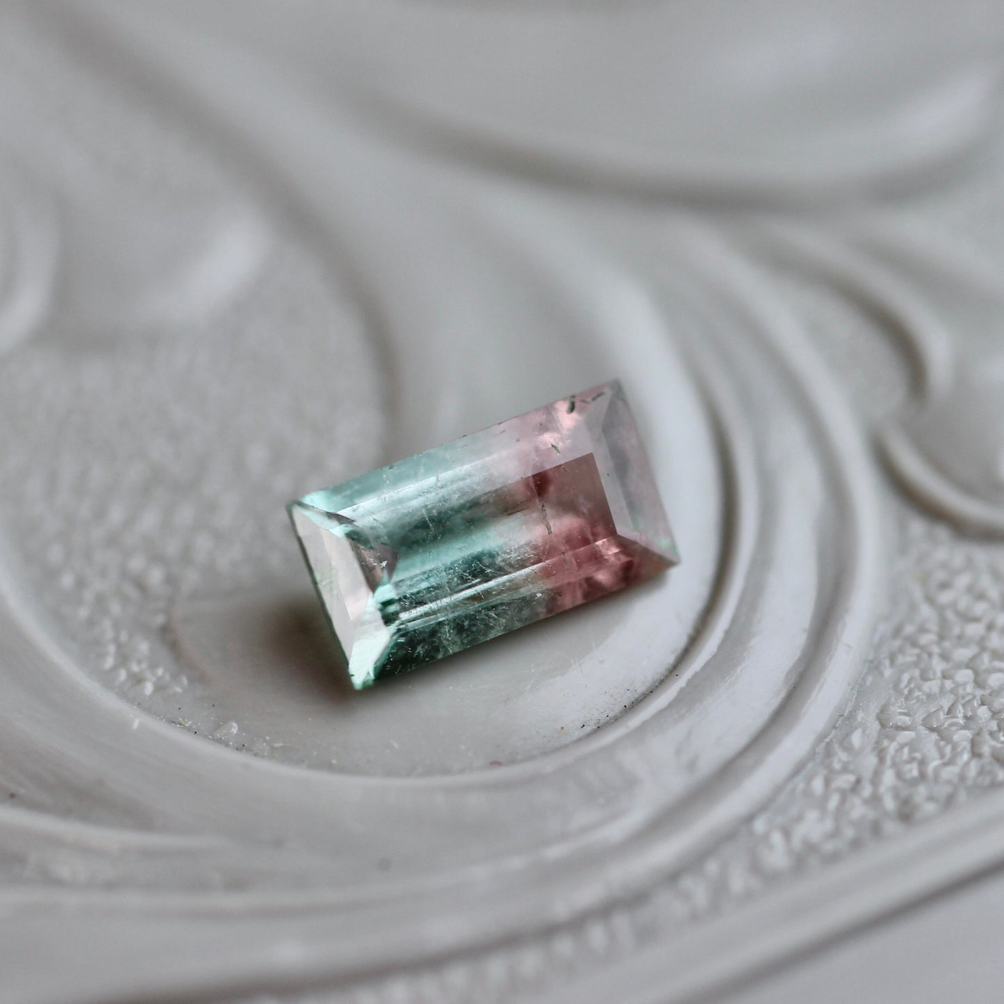 バイカラートルマリン 0.34ct 6mm×3.3mm 【MJ2424】