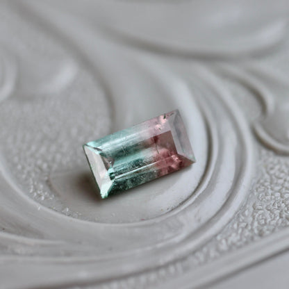 バイカラートルマリン 0.34ct 6mm×3.3mm 【MJ2424】