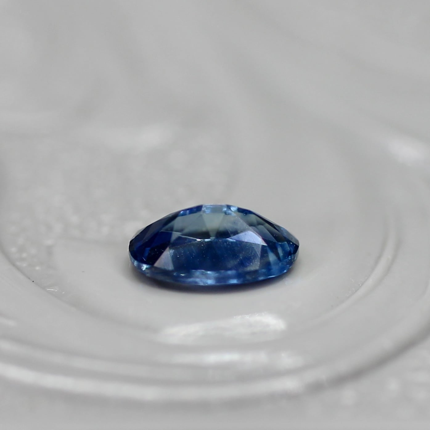 モンタナサファイア 0.29ct オーバルカット  4.9mm×3.0mm×2.1mm【MJ2730】