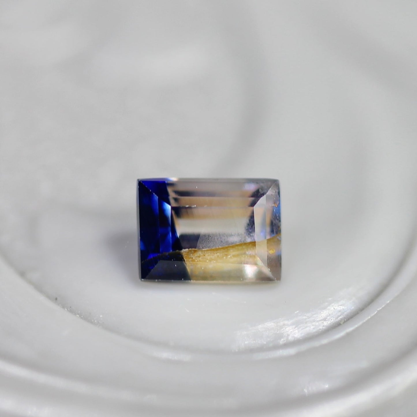 バイカラーサファイア 0.22ct スクエアカット 3.8mm×2.7mm×2.3mm【MJ2708】