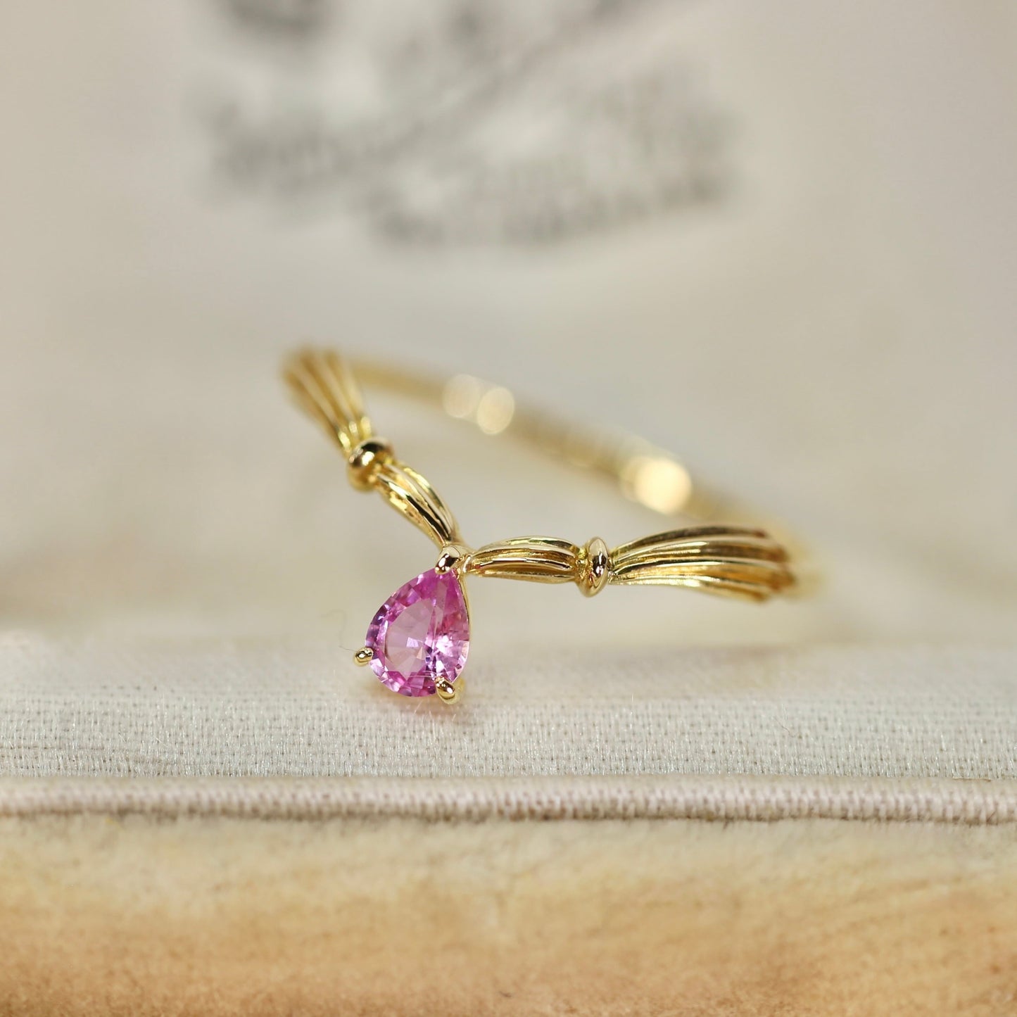 パパラチアサファイア 0.151ct ペアシェイプカット K18YG 3本爪×アンティークVアーム【MJ2847】