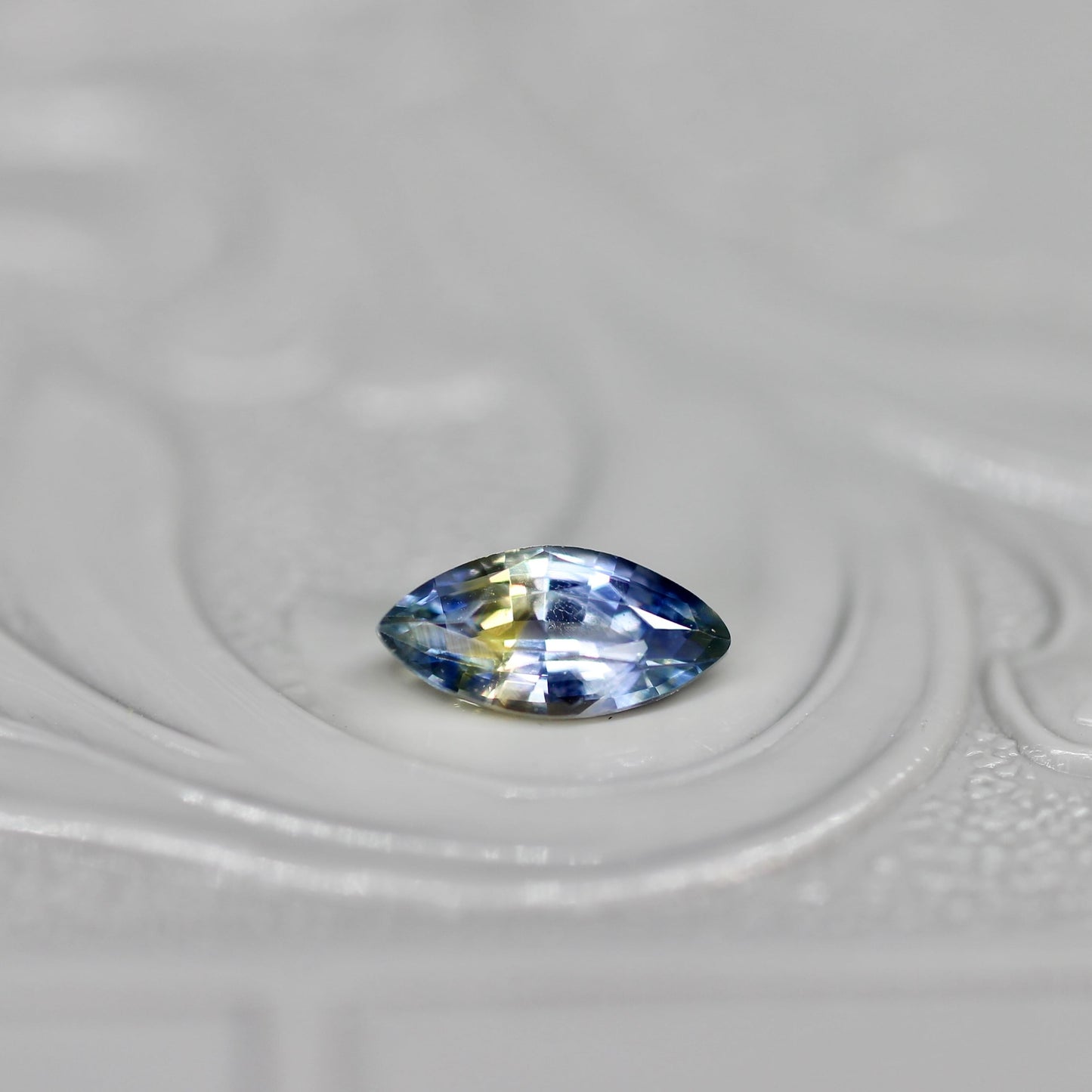 マーキスカット バイカラーサファイア 0.29ct  5.7mm×2.4mm×1.7mm【MJ2542】