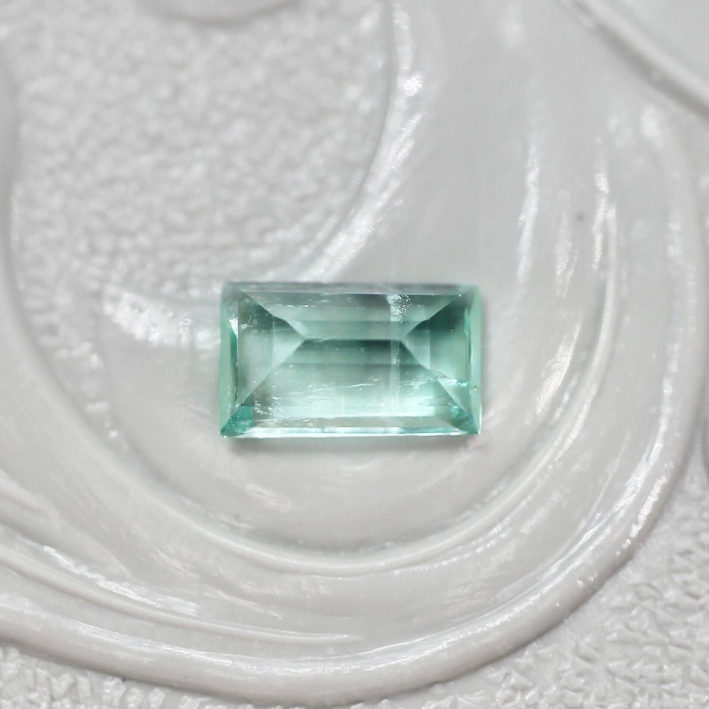 パライバカラーベリル 0.24ct スクエアカット 5.3mm×3.2mm×2.2mm【MJ2717】