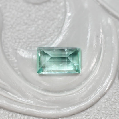 パライバカラーベリル 0.24ct スクエアカット 5.3mm×3.2mm×2.2mm【MJ2717】