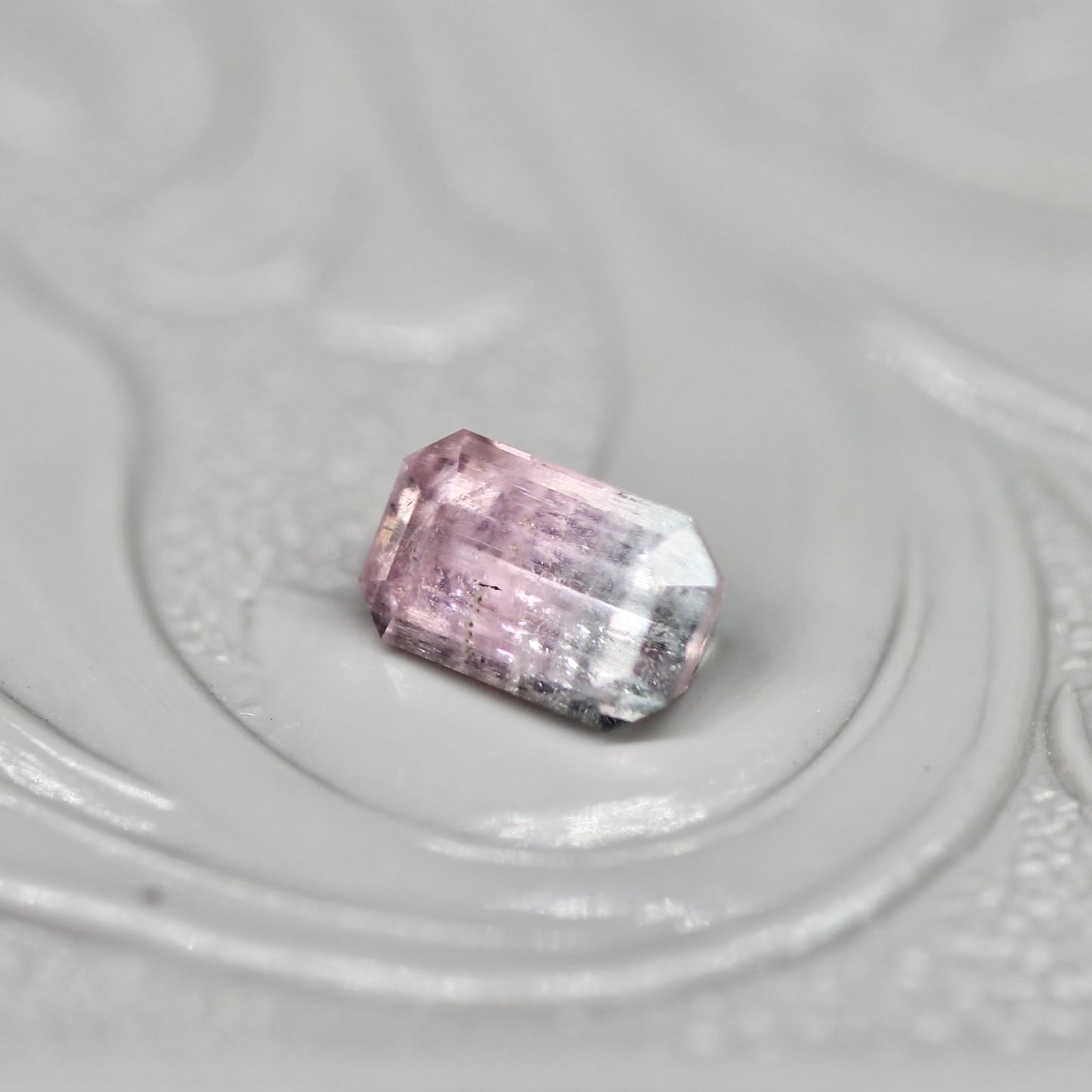 バイカラートルマリン 0.44ct エメラルドカット 5.3mm×3.5mm×2.9mm【MJ2670】