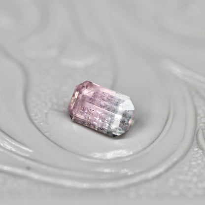 バイカラートルマリン 0.44ct エメラルドカット 5.3mm×3.5mm×2.9mm【MJ2670】