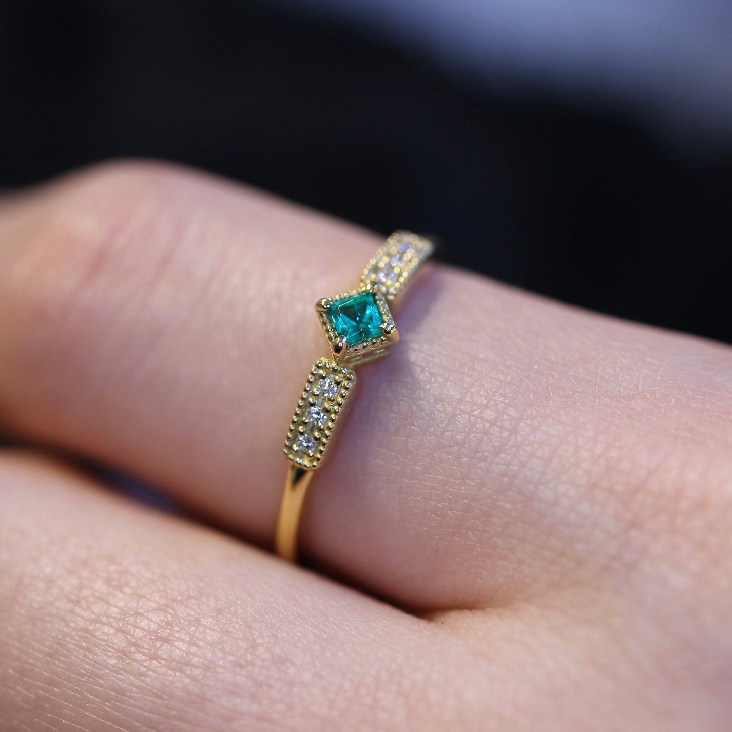 エメラルド 0.07ct ダイヤモンド 計0.03ct プリンセスカット K18YG ミルフレーム×シグナルアーム【MJ2848】