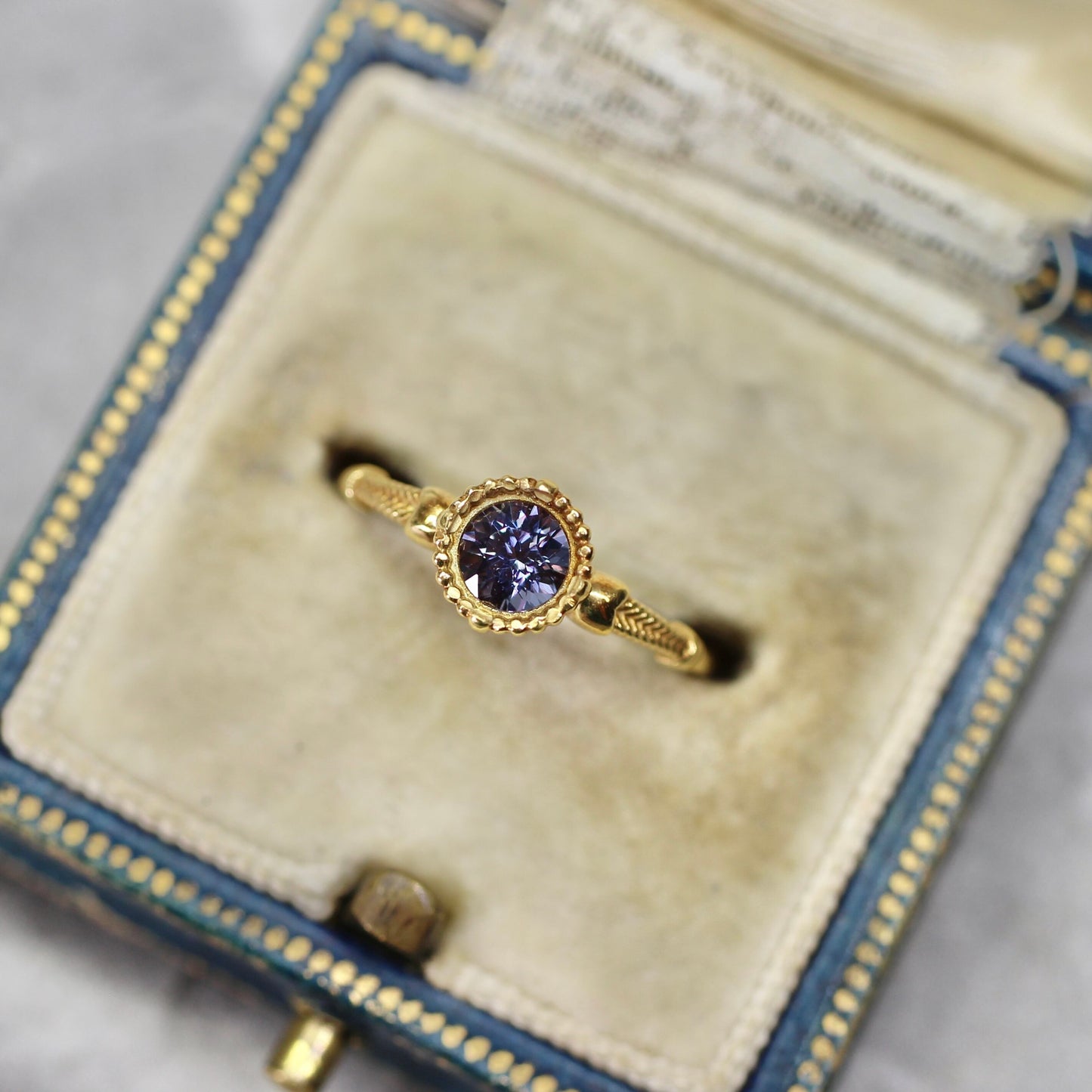 ベキリーブルーガーネット 0.39ct ラウンドカット  4.3mm×4.3mm×2.9mm【MJ2562】