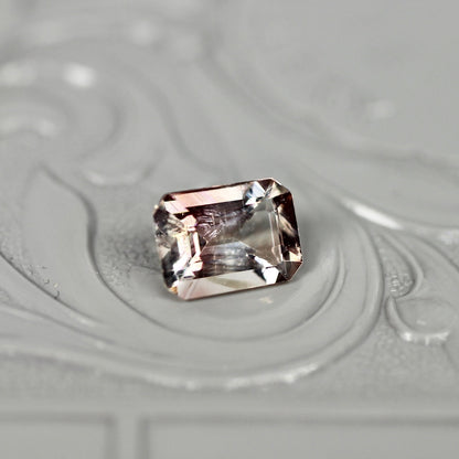 エメラルドカット バイカラーラブラドライト 0.82ct 6.5mm×4.4mm-3.1mm 【MJ2513】