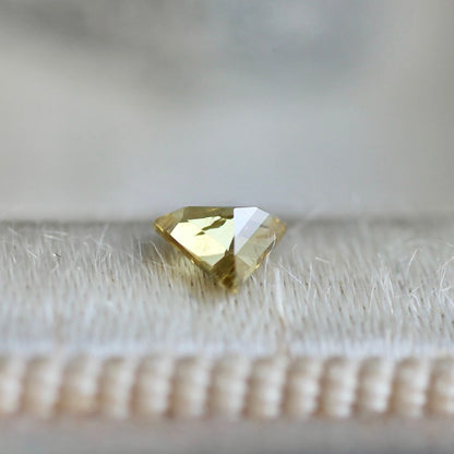 ダイヤカット オリーブブラウンダイヤモンド 0.14ct 3.7mm×3.8mm-1.6mm 【MJ2468】