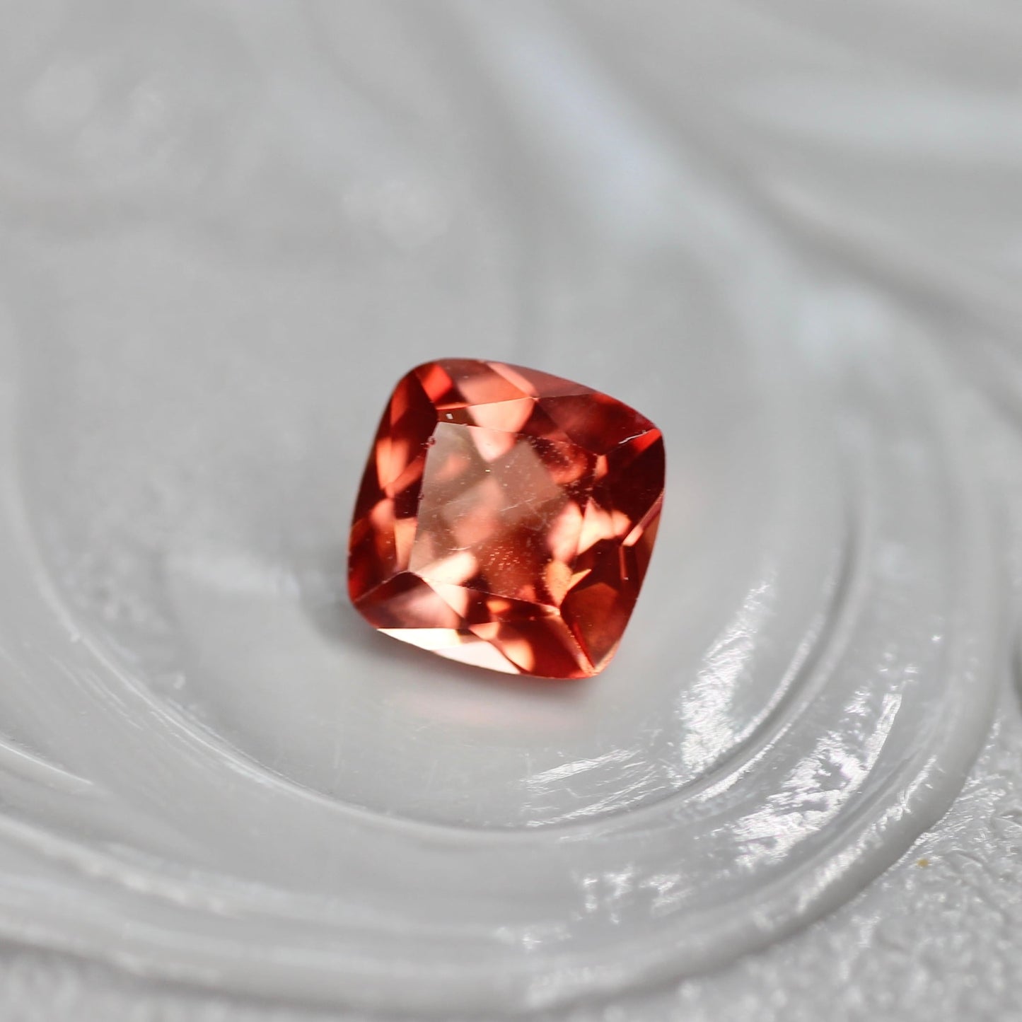 レッドラブラドライト 0.27ct クッションカット 4.4mm×4.3mm×2.7mm【MJ2695】