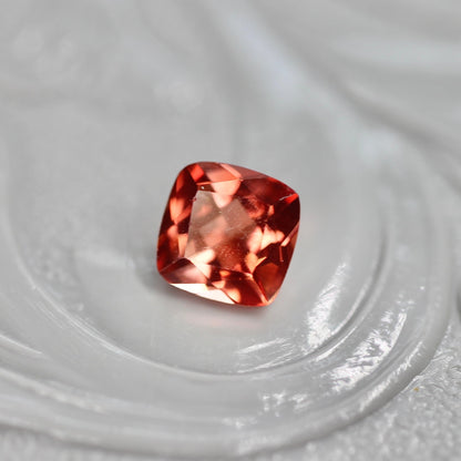 レッドラブラドライト 0.27ct クッションカット 4.4mm×4.3mm×2.7mm【MJ2695】