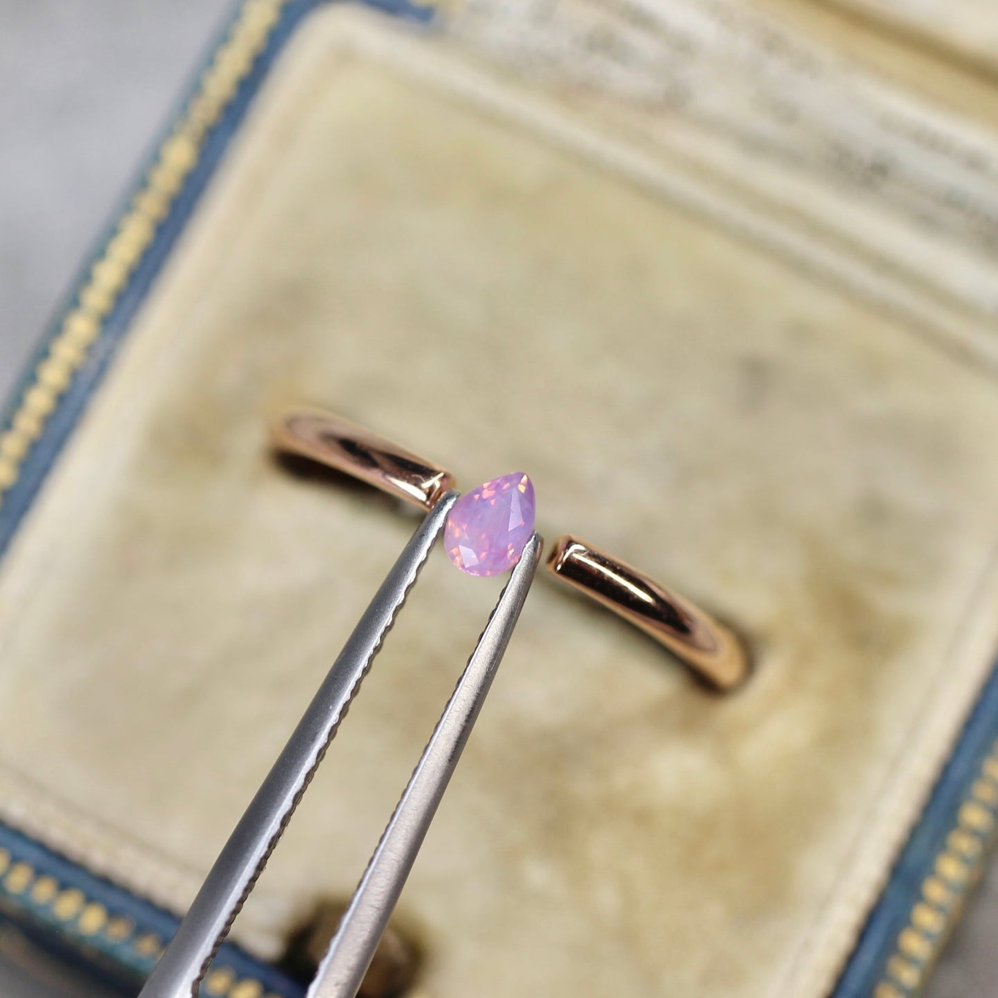 ペアシェイプカット シルキーパープルピンク バイカラーサファイア　0.20ct  3.7mm×2.6mm×1.9mm 【MJ2524】