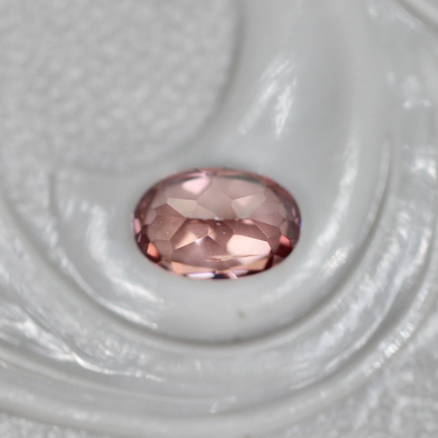 ピンクジルコン 0.43ct オーバルカット 5.1mm×3.5mm×2.7mm【MJ2704】