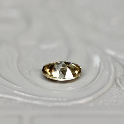 オーバルカット バイカラーキャシテライト 0.83ct 5.1mm×4.2mm×2.1mm【MJ2620】