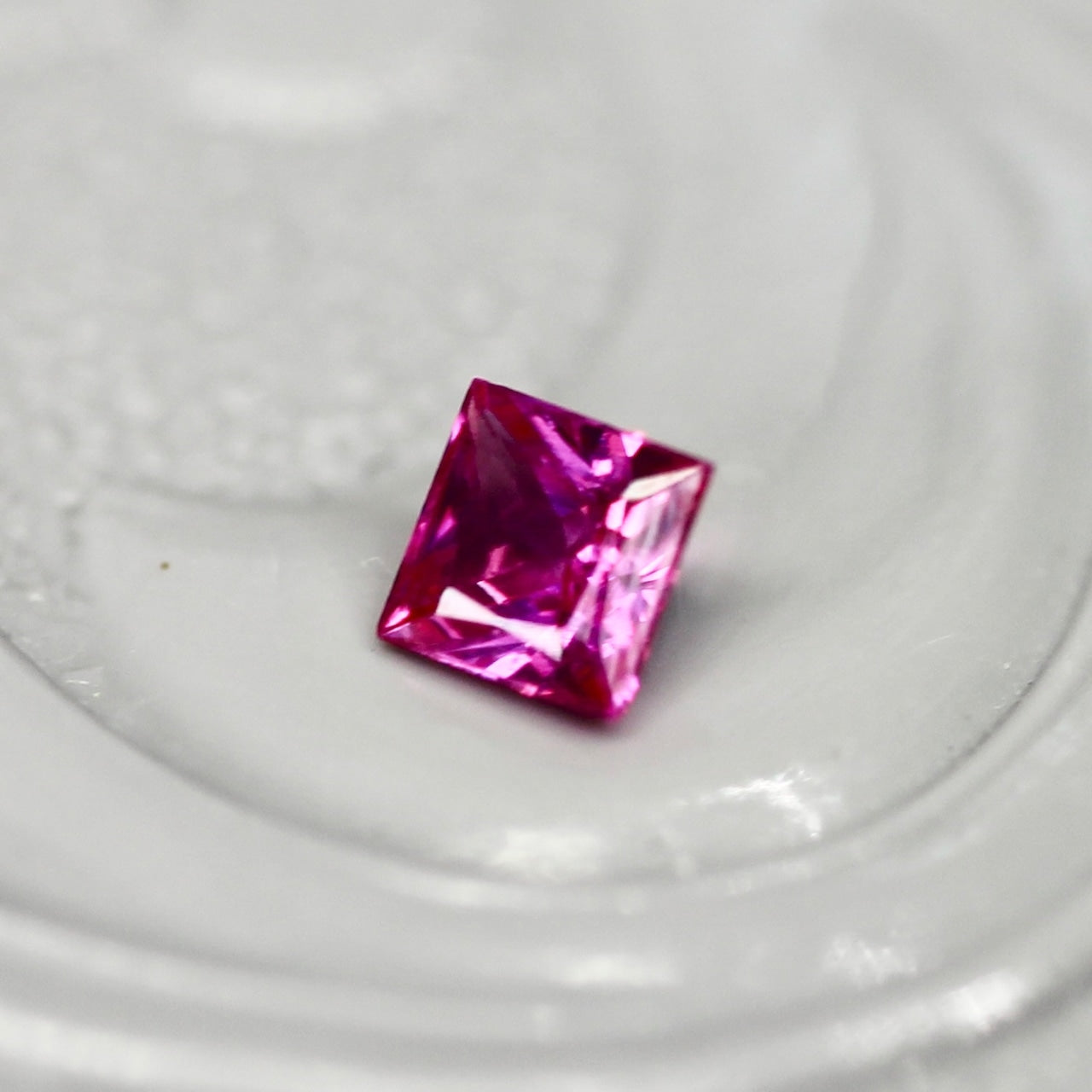 ルビー 0.11ct プリンセスカット  2.2mm×2.1mm×1.3mm【MJ2728】