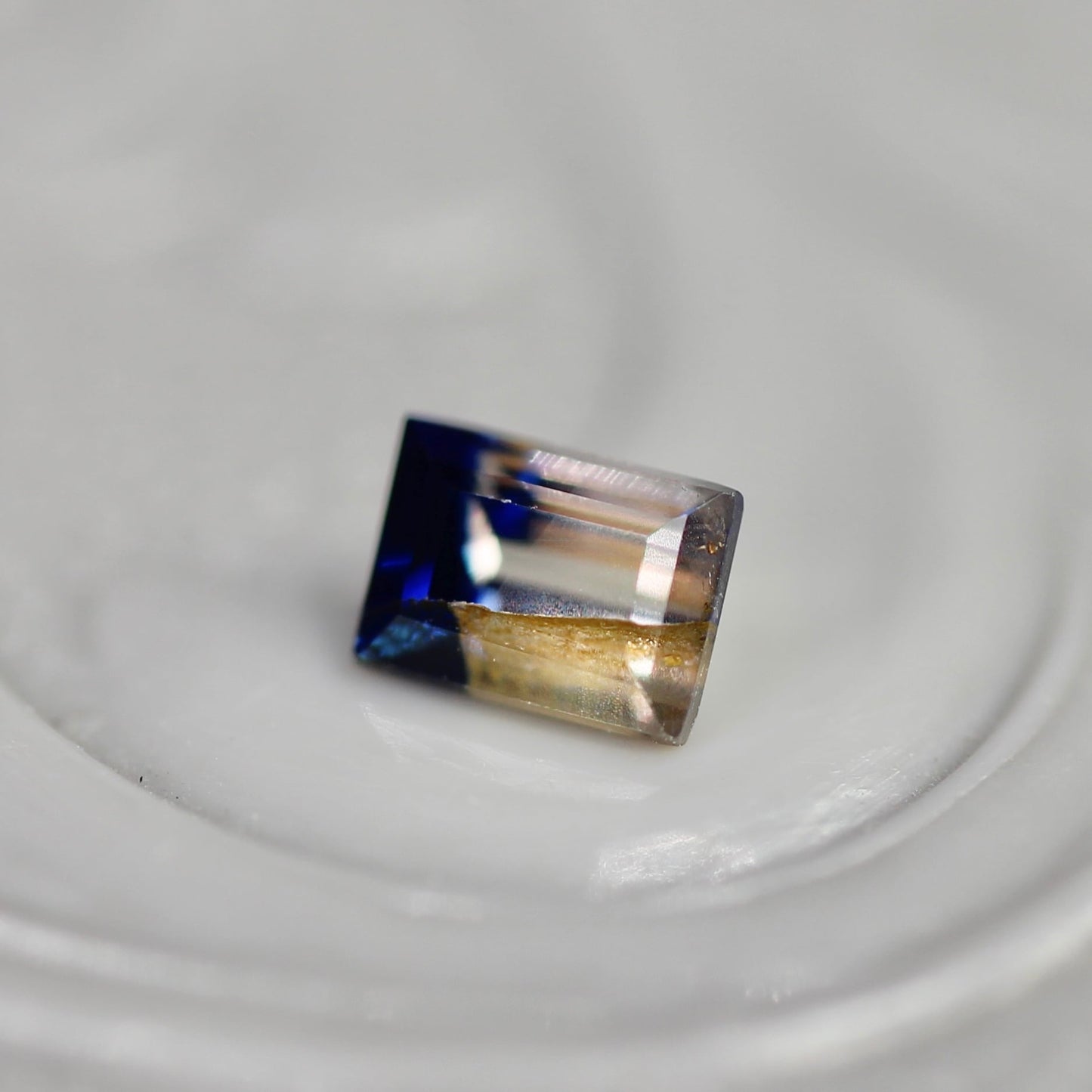 バイカラーサファイア 0.22ct スクエアカット 3.8mm×2.7mm×2.3mm【MJ2708】