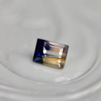 バイカラーサファイア 0.22ct スクエアカット 3.8mm×2.7mm×2.3mm【MJ2708】