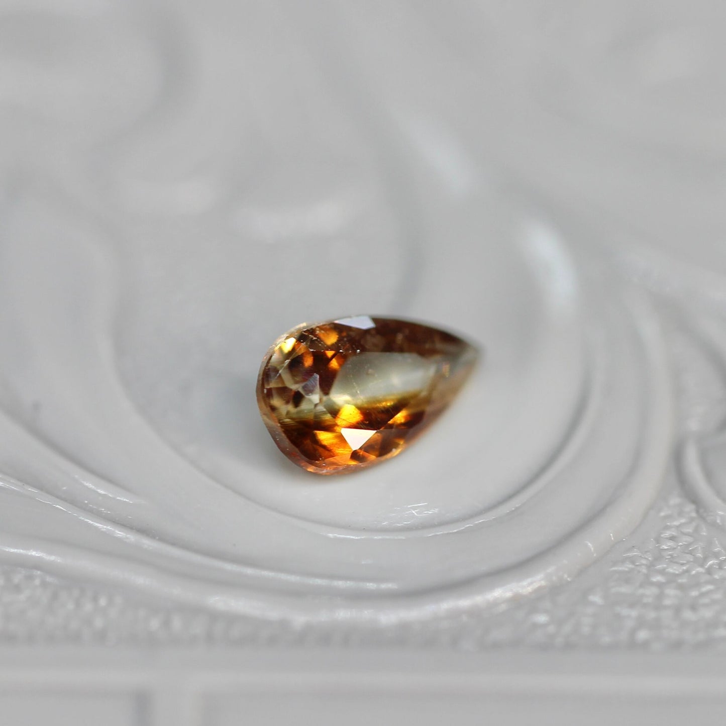 ペアシェイプカット バイカラーキャシテライト 0.85ct 4.7mm×4.7mm×3.2mm【MJ2618】