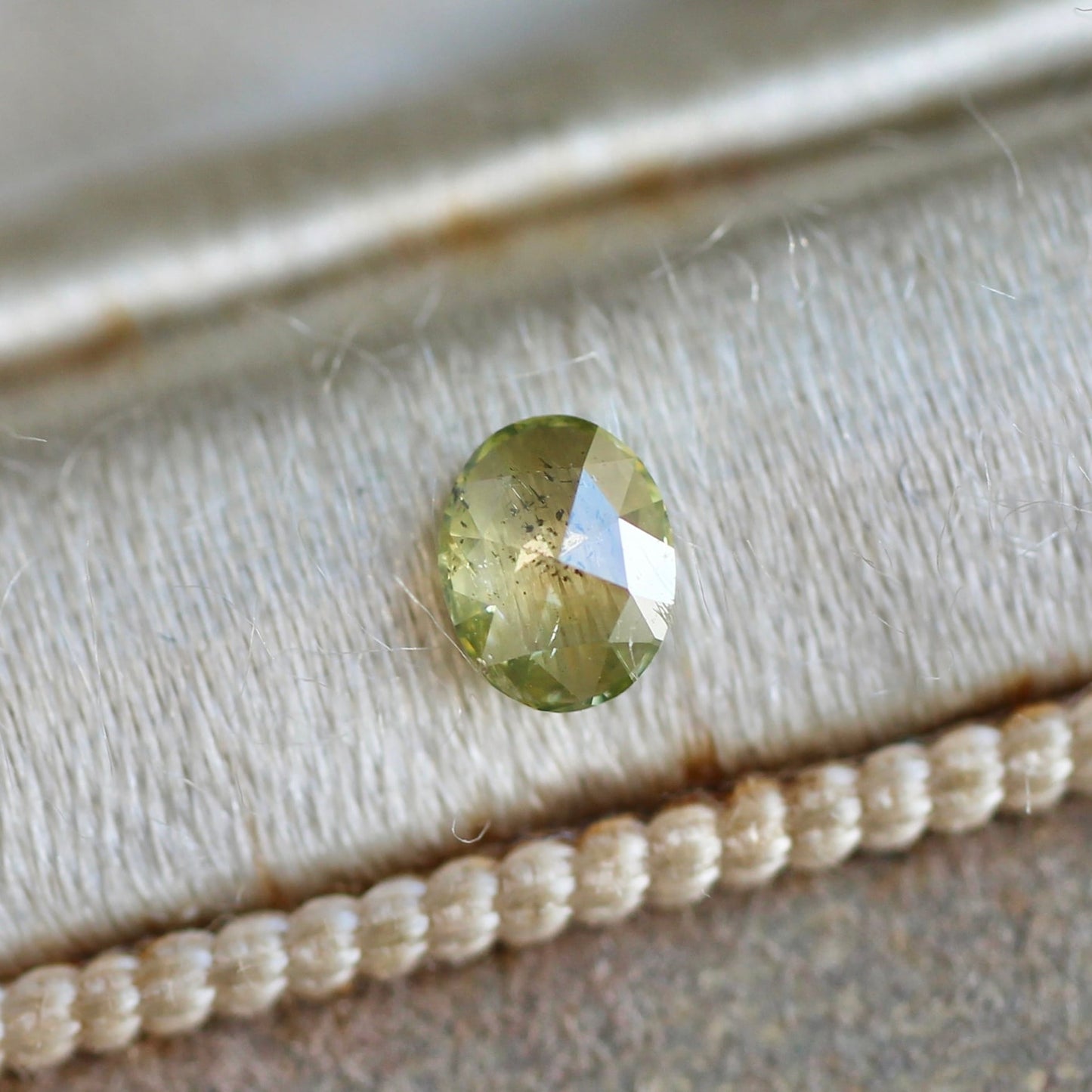 オーバルローズカット グリーンダイヤモンド 0.16ct 4.0mm×3.2mm-1.4mm 【MJ2470】