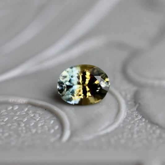 バイカラーサファイア 0.2ct 3mm×3.9mm 【MJ2418】