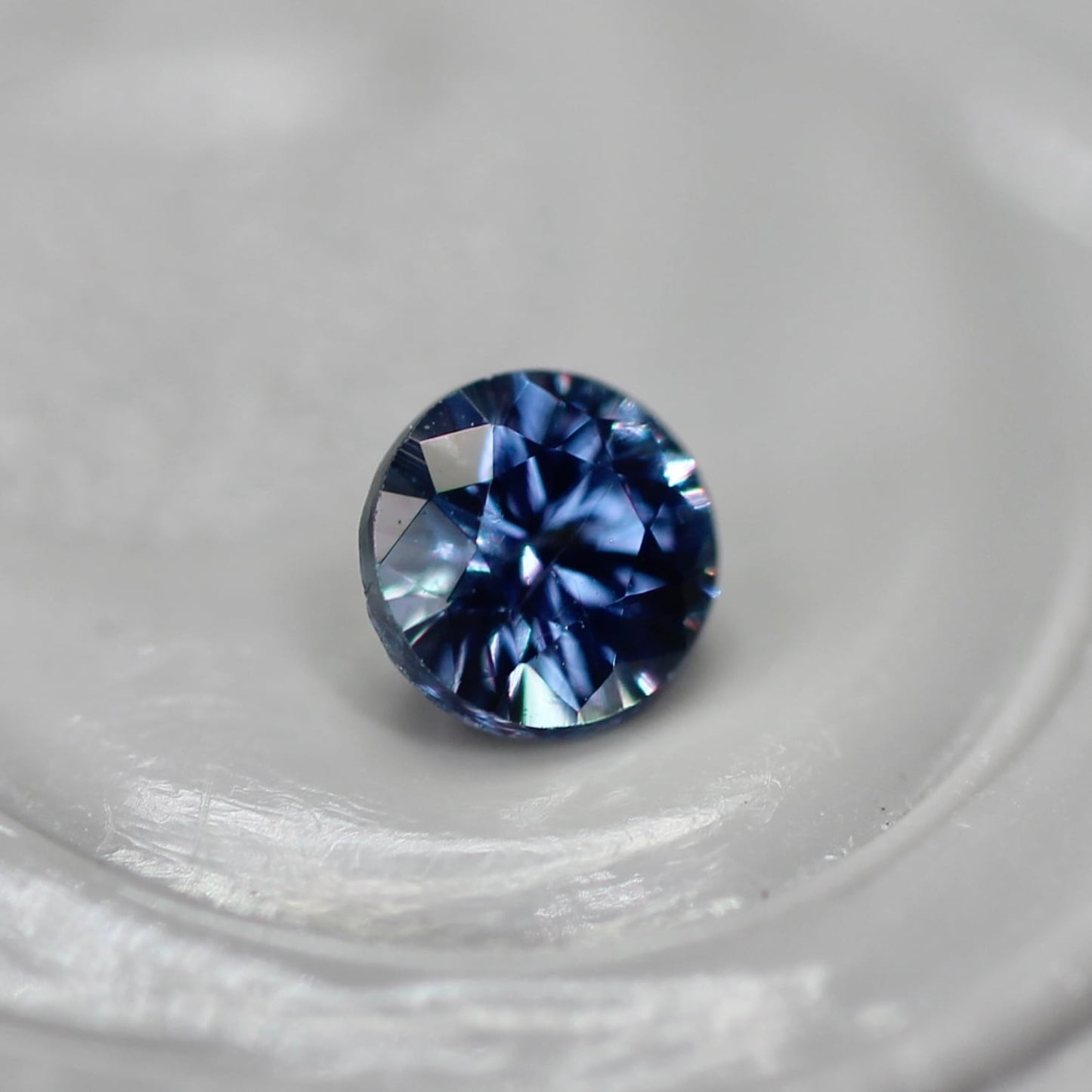 ベキリーブルーガーネット 0.16ct ラウンドカット  3.2mm×3.2mm×2.1mm【MJ2561】