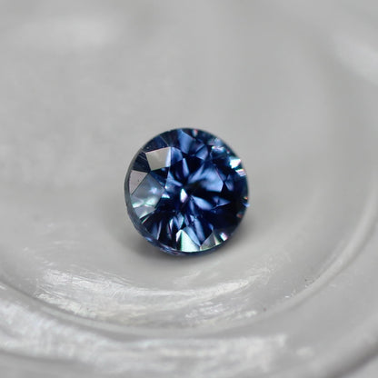 ベキリーブルーガーネット 0.16ct ラウンドカット  3.2mm×3.2mm×2.1mm【MJ2561】