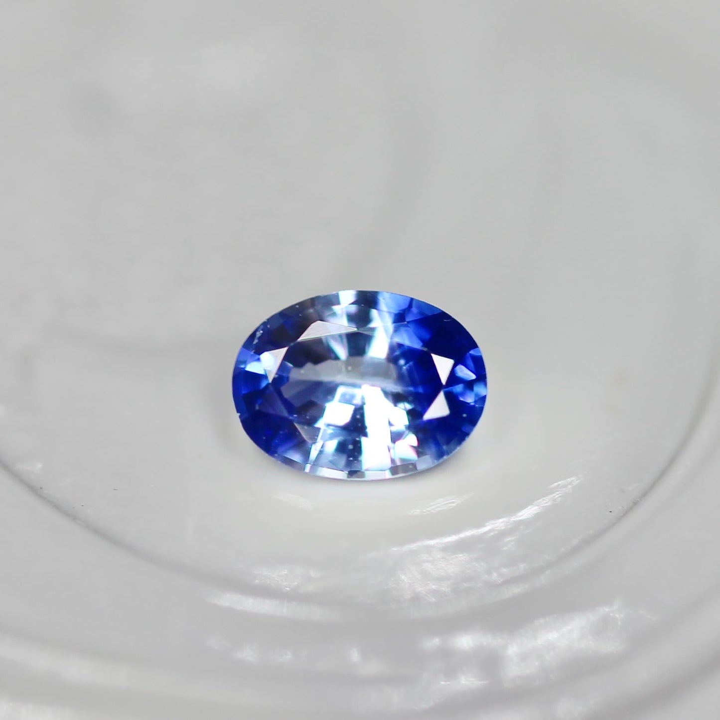 バイカラーサファイア 0.13ct オーバルカット 3.7mm×2.8mm×1.8mm【MJ2560】