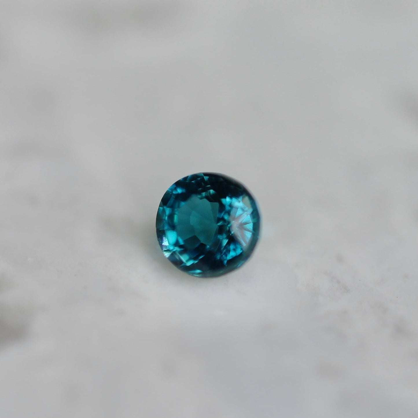 グランディディエライト 0.04ct ラウンドカット 2.2mm×2.2mm×1.7mm【MJ2692】