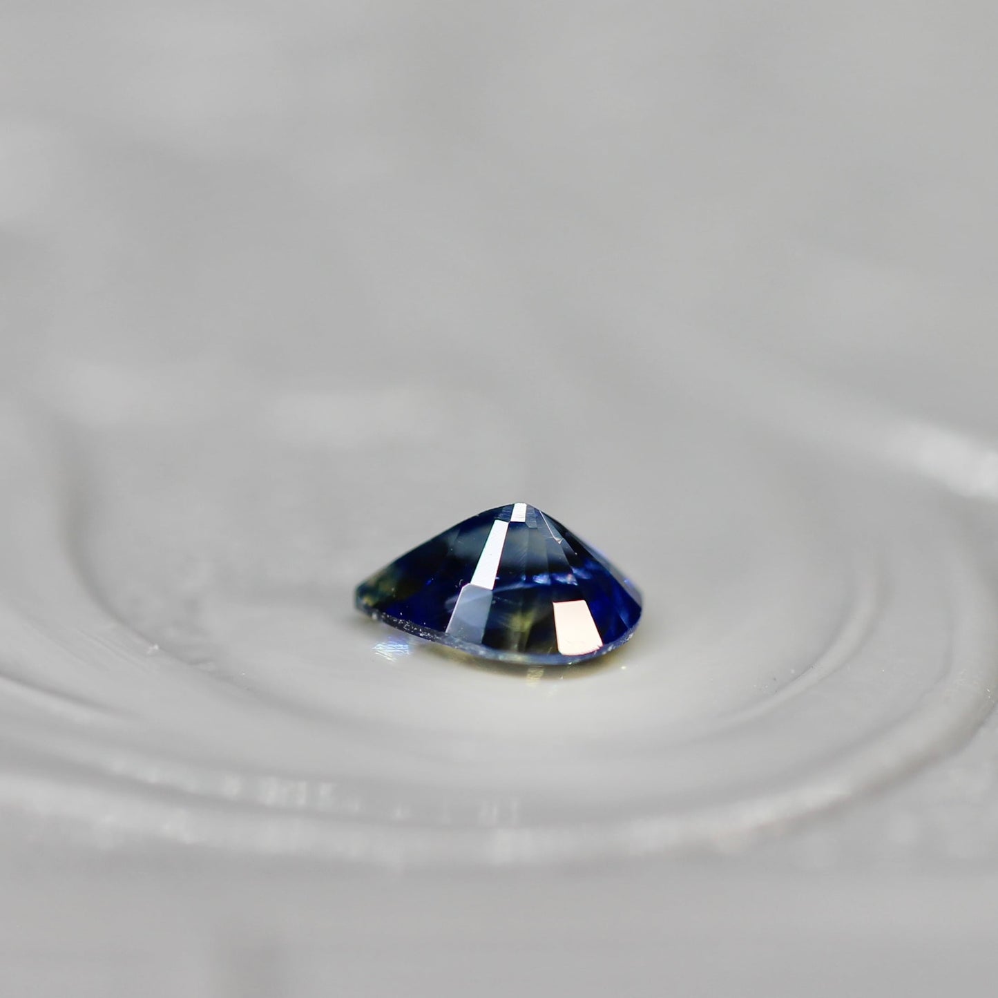 ペアシェイプカット バイカラーサファイア 0.2ct 3.8mm×3.0mm×1.8mm【MJ2544】