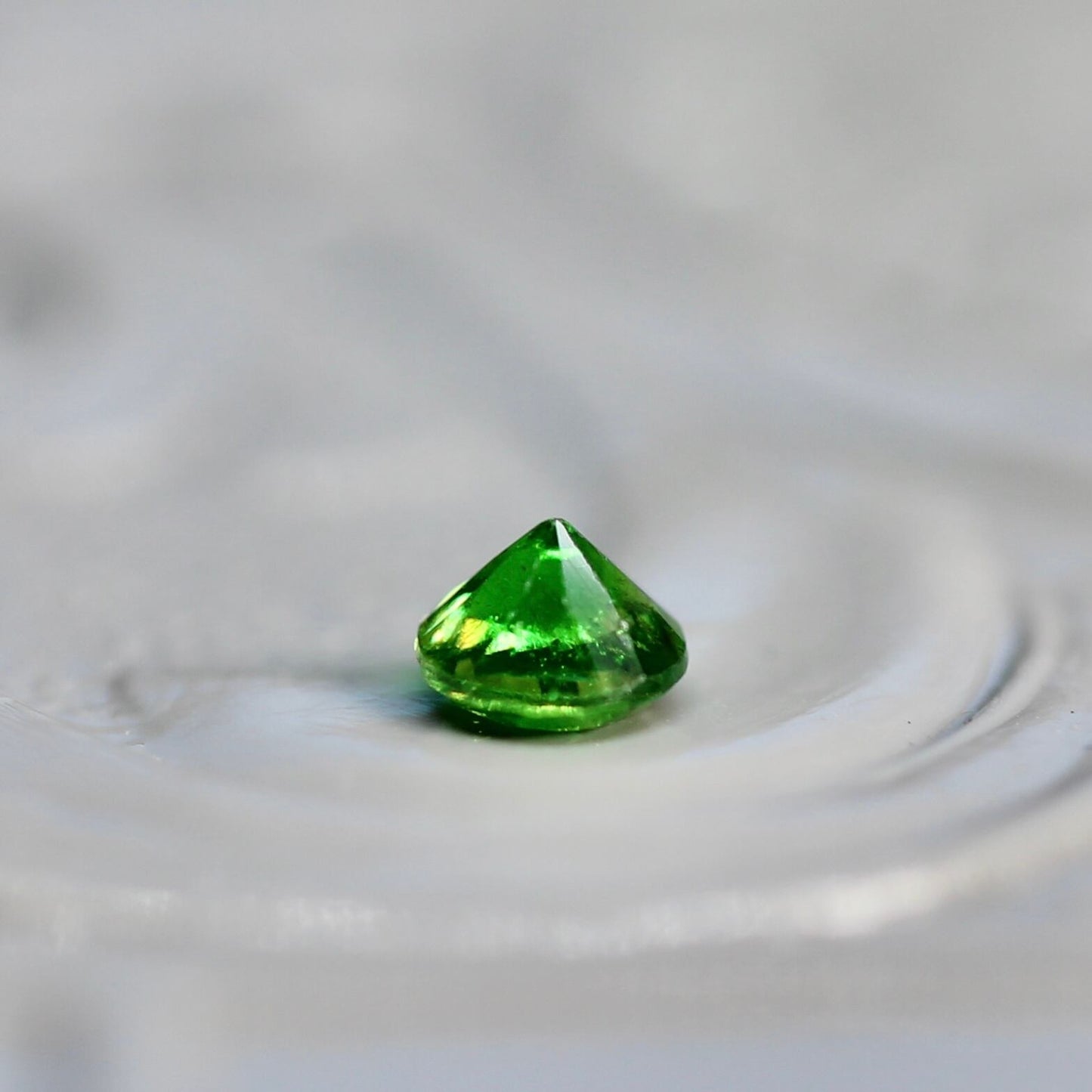 デマントイドガーネット 0.145ct 2.8mm 【MJ2488】