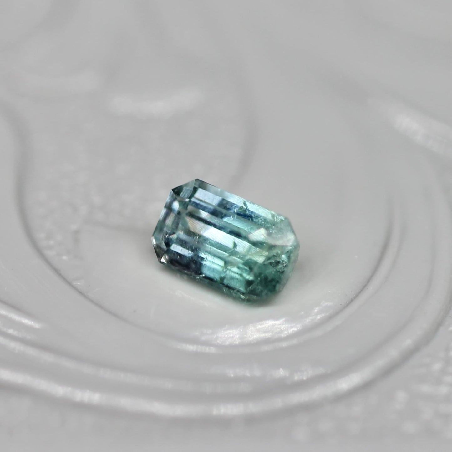 バイカラートルマリン 0.27ct エメラルドカット 4.6mm×3.0mm×2.5mm【MJ2666】