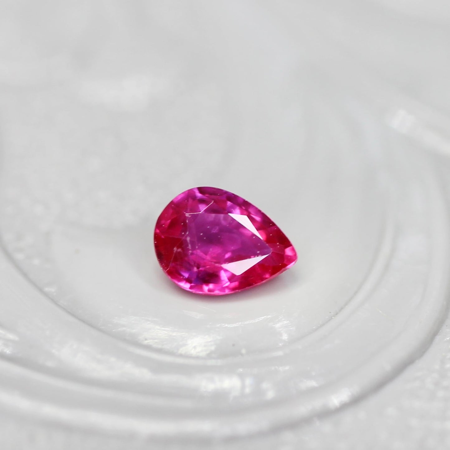 ルビー 0.20ct ペアシェイプカット  3.8mm×2.7mm×1.5mm【MJ2727】