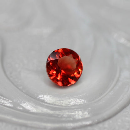 レッドラブラドライト 0.19ct ラウンドカット 4.0mm×4.0mm×2.5mm【MJ2569】