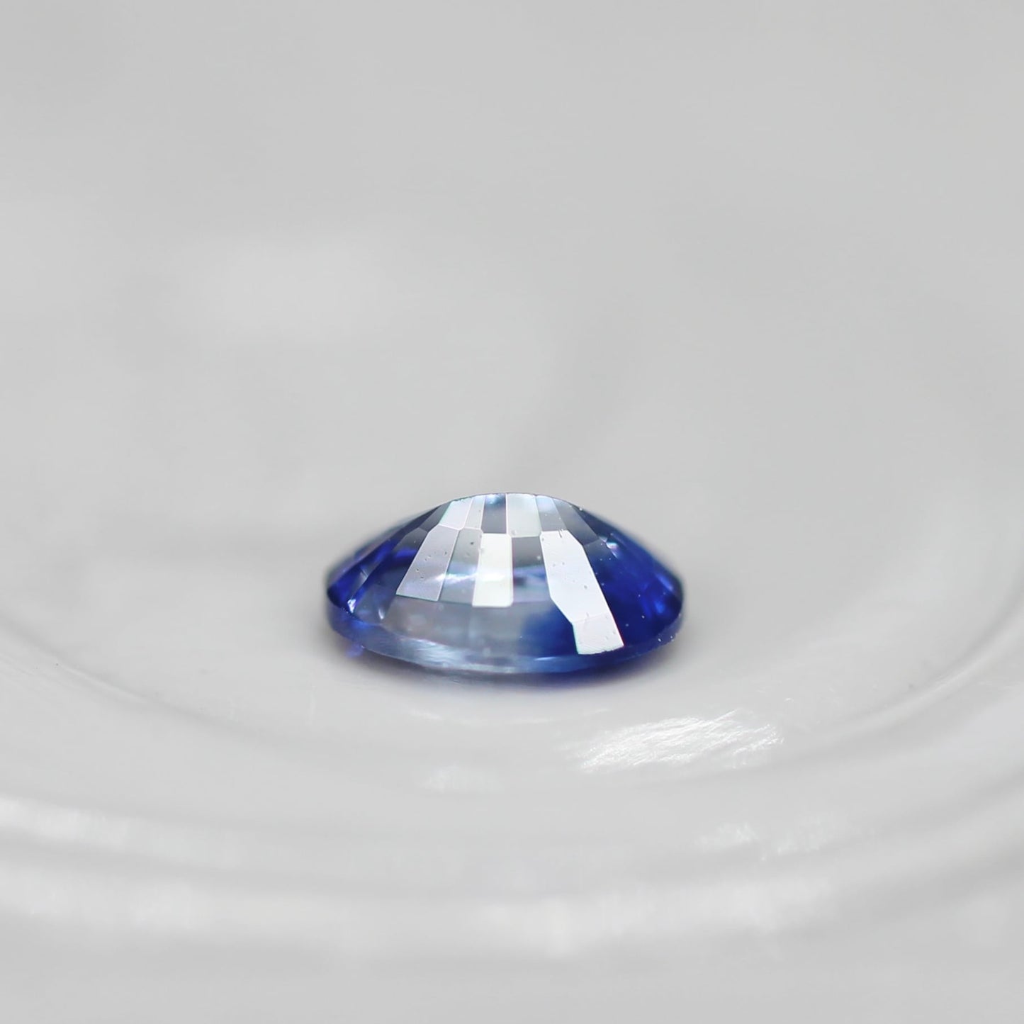 バイカラーサファイア 0.13ct オーバルカット 3.7mm×2.8mm×1.8mm【MJ2560】