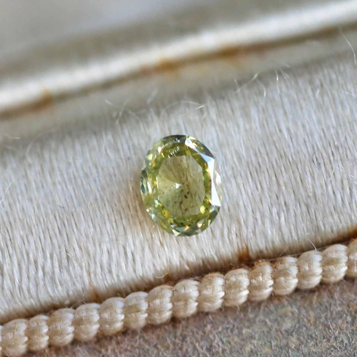 オーバルローズカット グリーンダイヤモンド 0.16ct 4.0mm×3.2mm-1.4mm 【MJ2470】