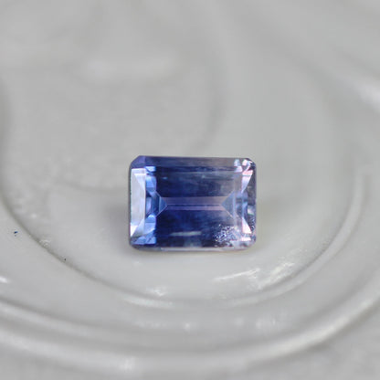 バイカラーサファイア 0.27ct エメラルドカット 4.2mm×3.1mm×2.2mm【MJ2711】
