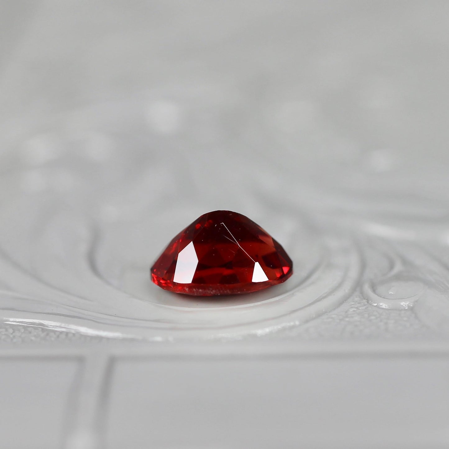 オーバルカット レッドラブラドライト 0.76ct 6.7mm×4.6mm-3.8mm 【MJ2507】