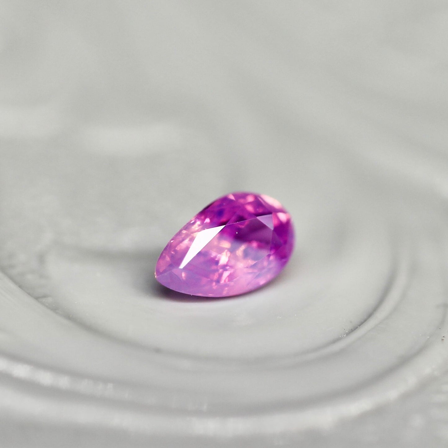 ペアシェイプカット シルキーパープルピンク バイカラーサファイア　0.19ct  3.5mm×2.5mm×1.8mm 【MJ2521】