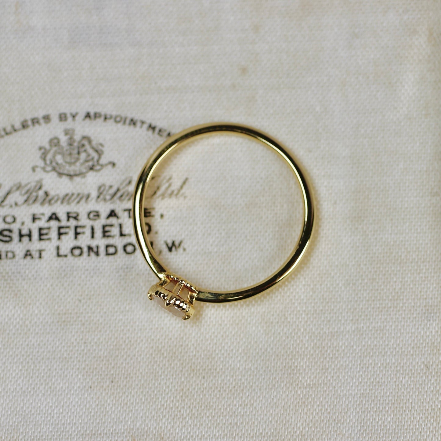 ホワイト系ダイヤモンド 0.22ct K18YG ラウンドブリリアントカット ミルフレーム×テーパーアーム【MJ2841】