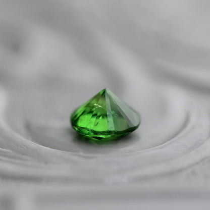 デマントイドガーネット 0.38ct 4.2mm 【MJ2409】