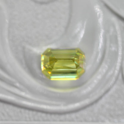 スフェーン 0.75ct ラディアントミックスカット 3.4mm×5.0mm×3.5mm【MJ2723】
