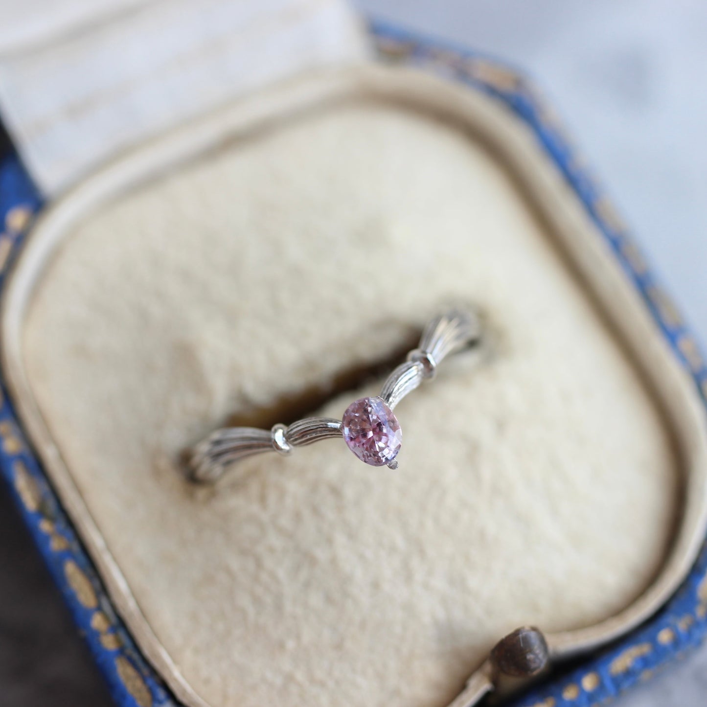 バイカラーサファイア 0.21ct オーバルカット 3.8mm×3mm 【MJ2463】