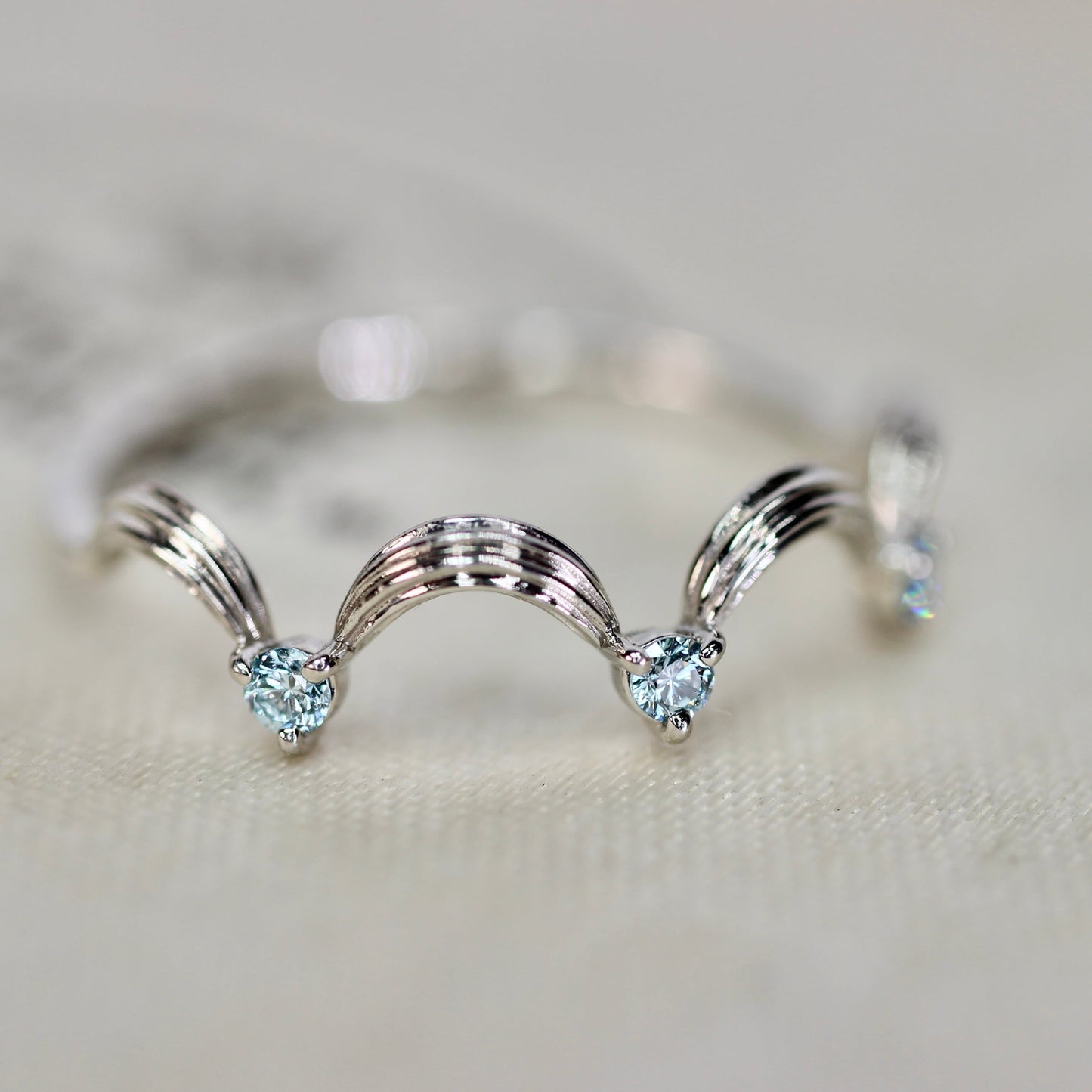 アイスブルーダイヤモンド 計0.06ct ラウンドブリリアントカット Pt900 3本爪×クラウンアーム【MJ2844】