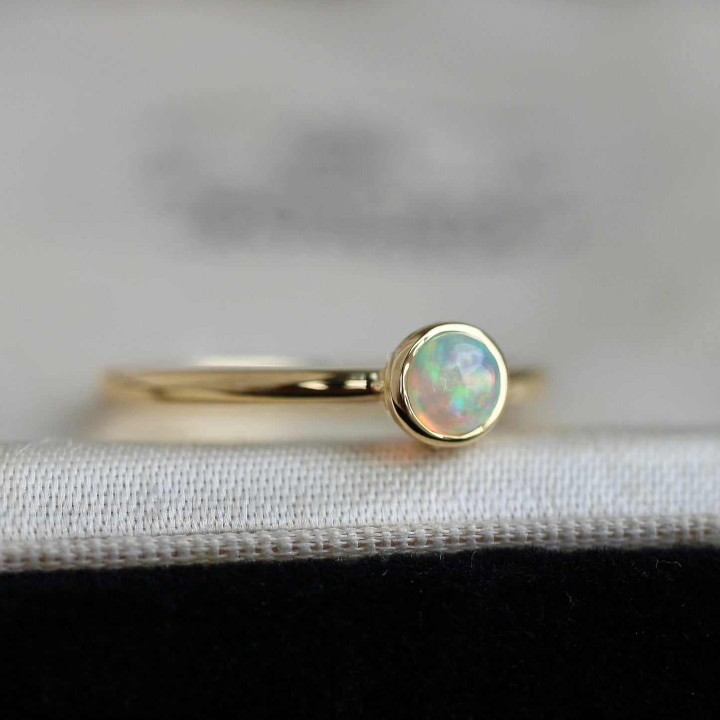 オパール 0.17ct  K18YG フクリン×プレーンアームリング 【MJ2401】