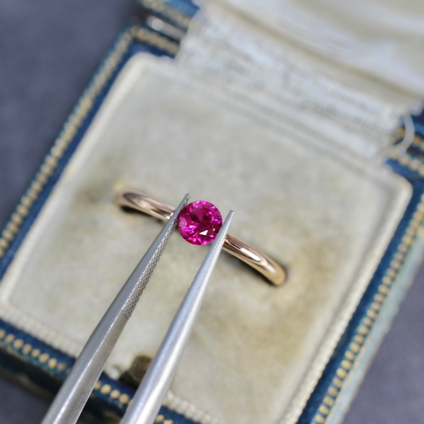 ルビー 0.41ct ラウンドカット  4.2mm×4.2mm×2.1mm【MJ2729】