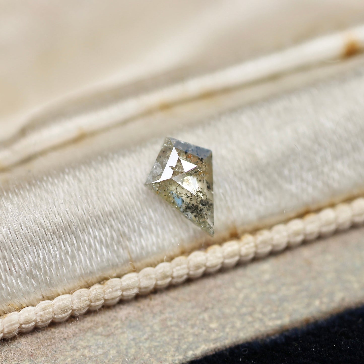 シールドカット ナチュラルダイヤモンド 0.31ct 6.0mm×4.0mm-1.2mm 【MJ2494】