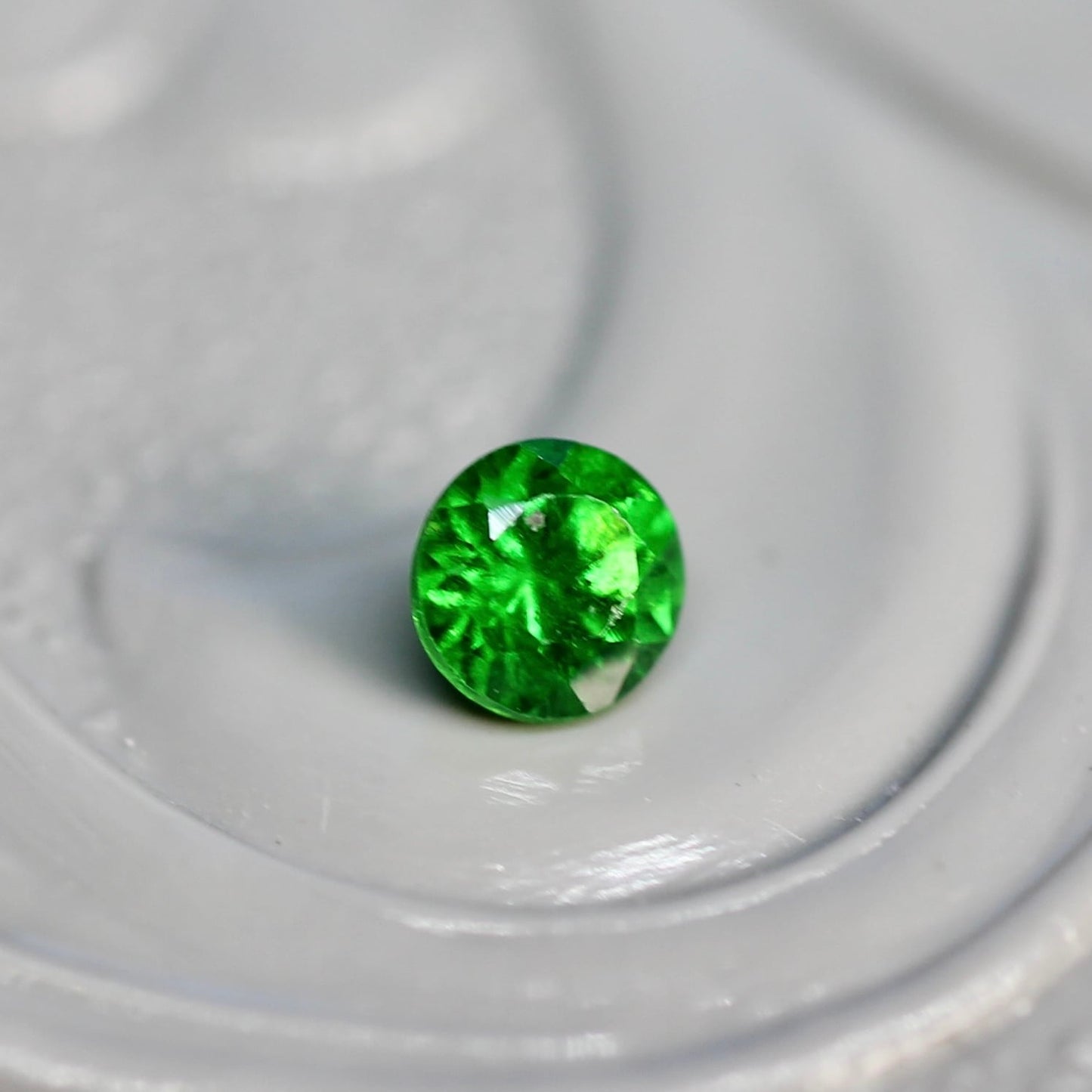 デマントイドガーネット 0.145ct 2.8mm 【MJ2488】